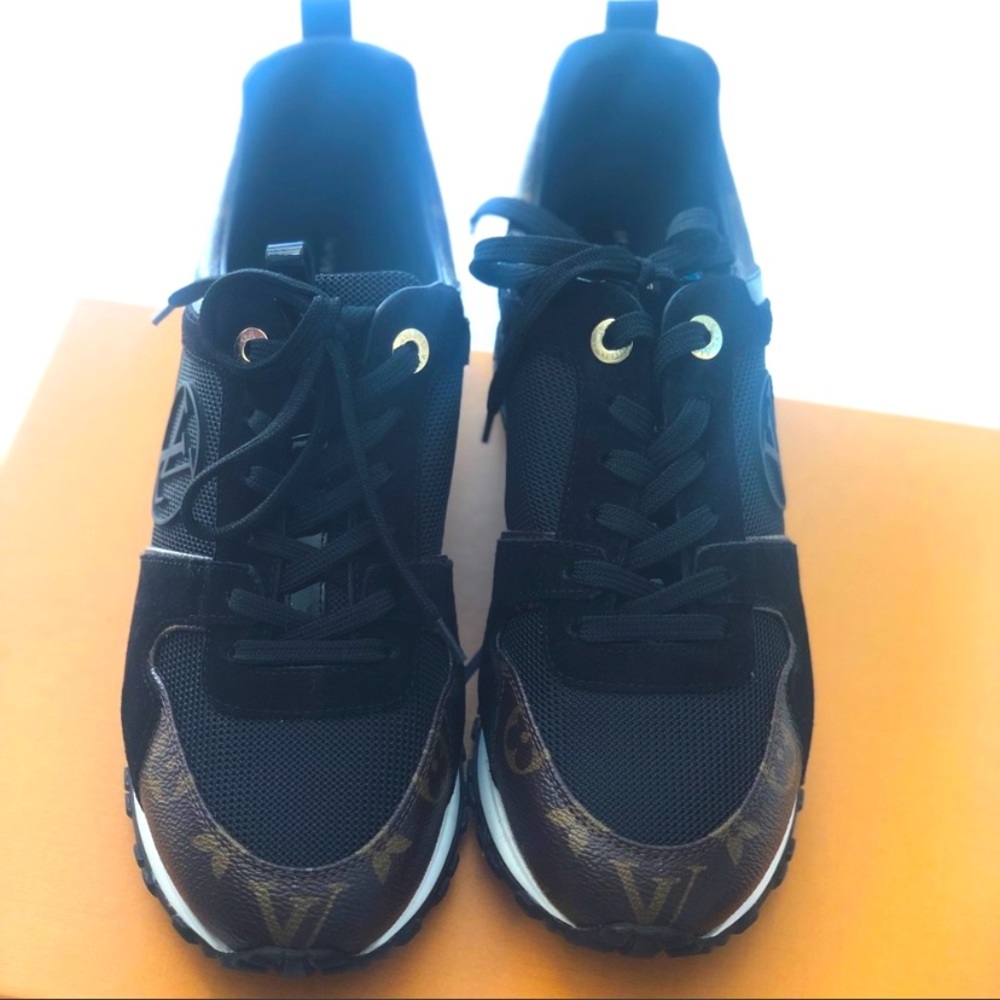 Hey I’m selling a pair of LV shoes
